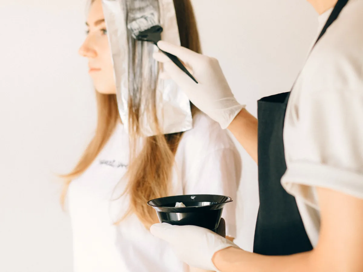 Application de la couleur sur les cheveux