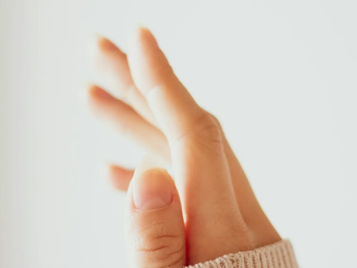 Main aux ongles soignés