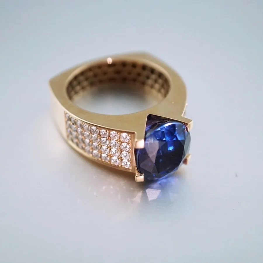 Bague en or sertie d'une pierre bleue