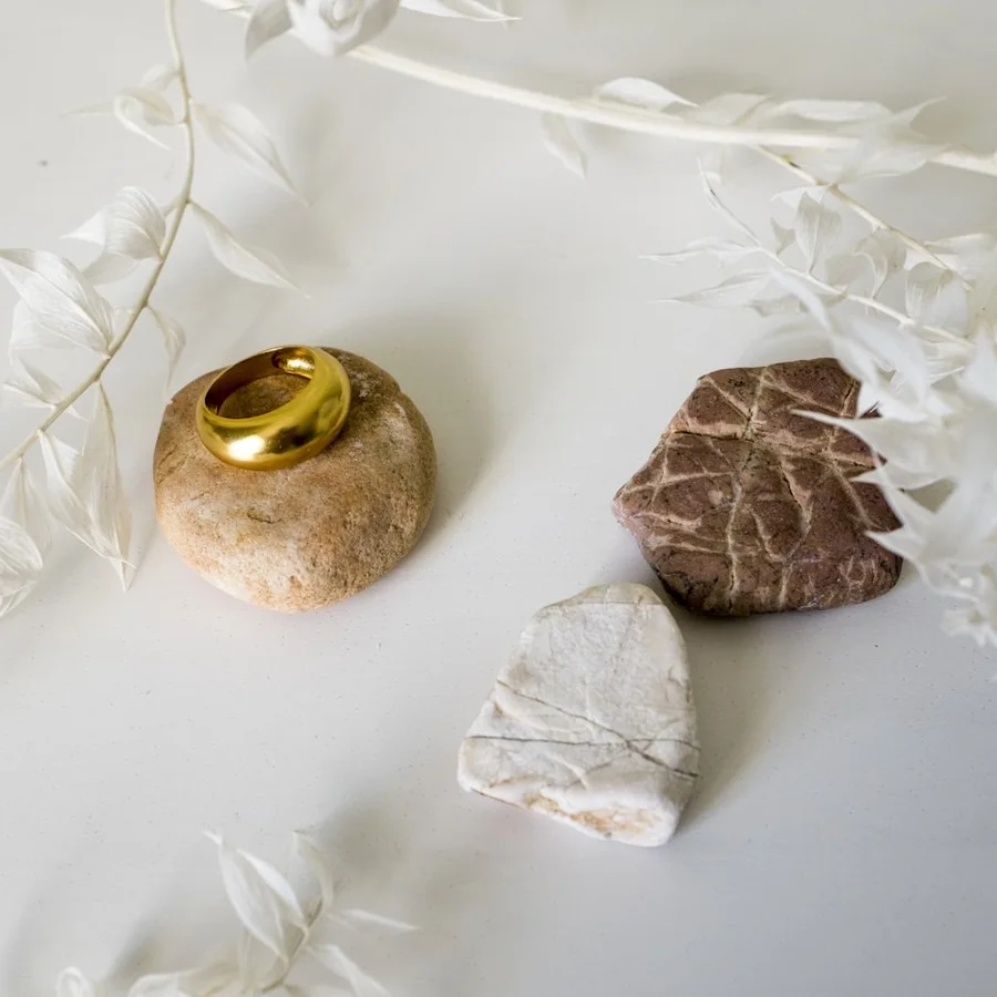 Bague en or posée sur une pierre naturelle
