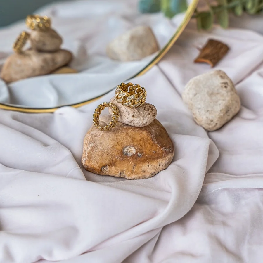 Collier en or et pierres naturelles sur une étoffe claire