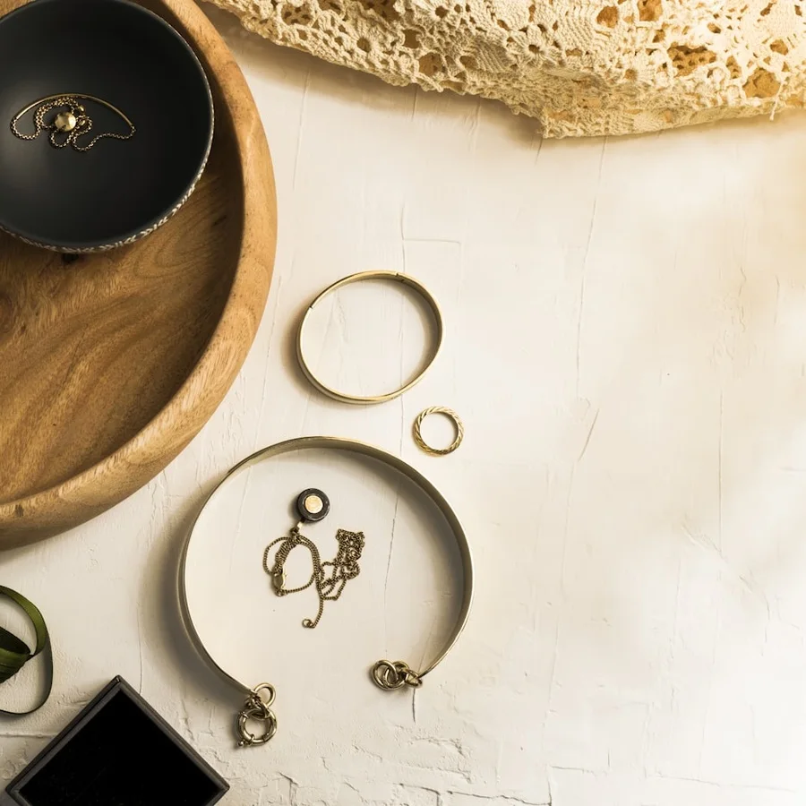 Bracelets, bagues et boucles en or présentés sur un plateau