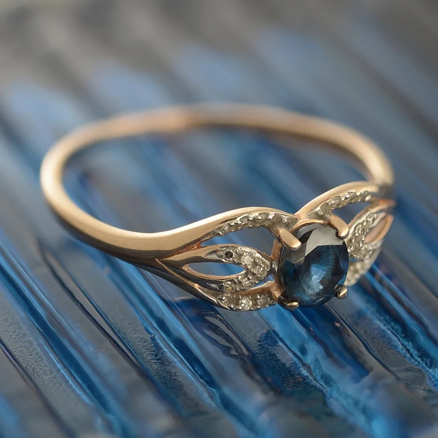 Bague en or ornée d'une pierre bleue et de petites pierres