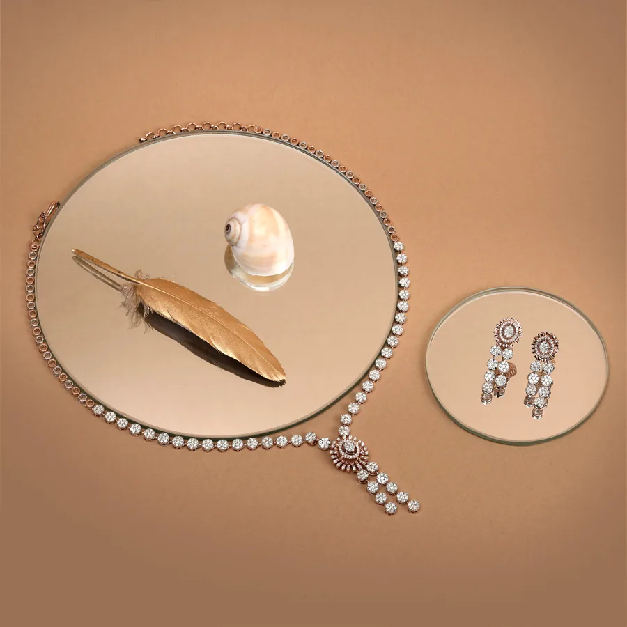 Collier et boucles d'oreilles sertis de diamants