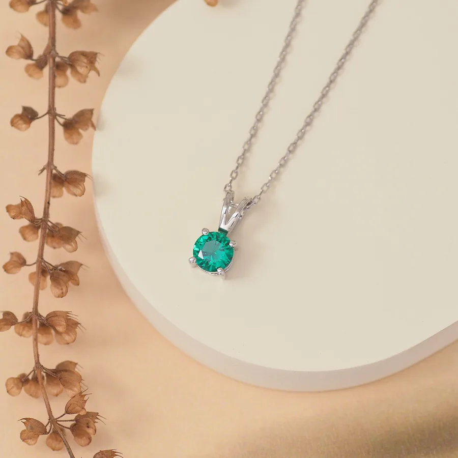 Pendentif serti d'une émeraude
