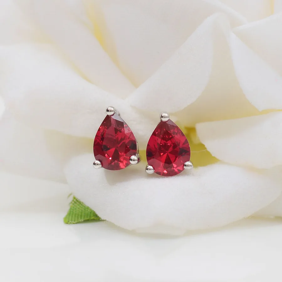 Boucles d'oreilles serties de rubis