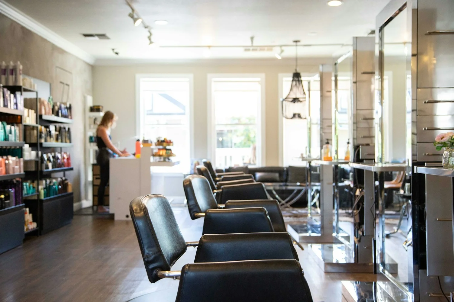 Intérieur du salon, postes de coiffage et bacs de lavage