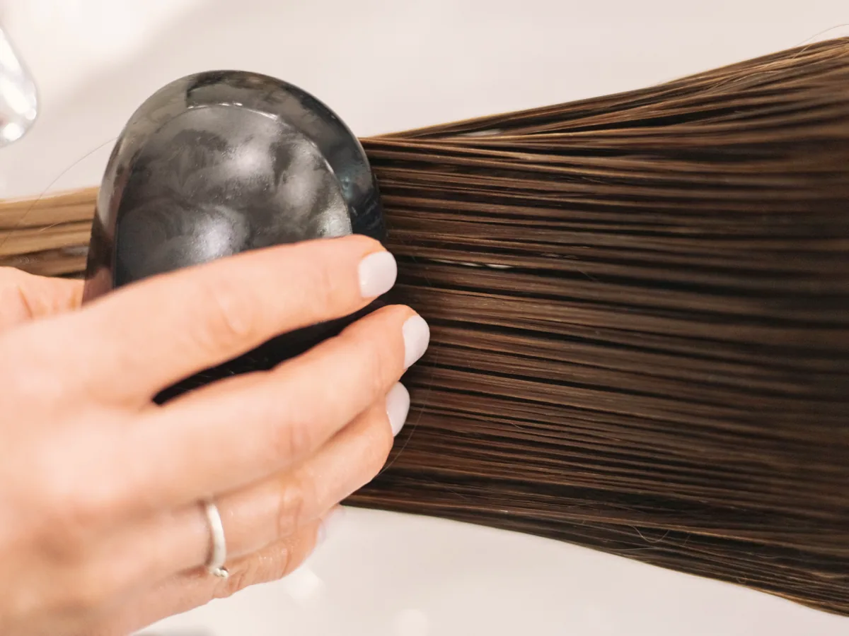 Cheveux longs lissés à la brosse